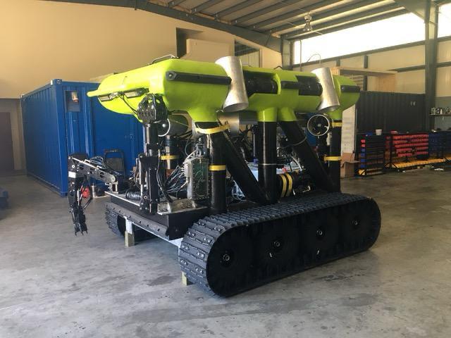 Heavy tracked subsea crawler with manipulator arm